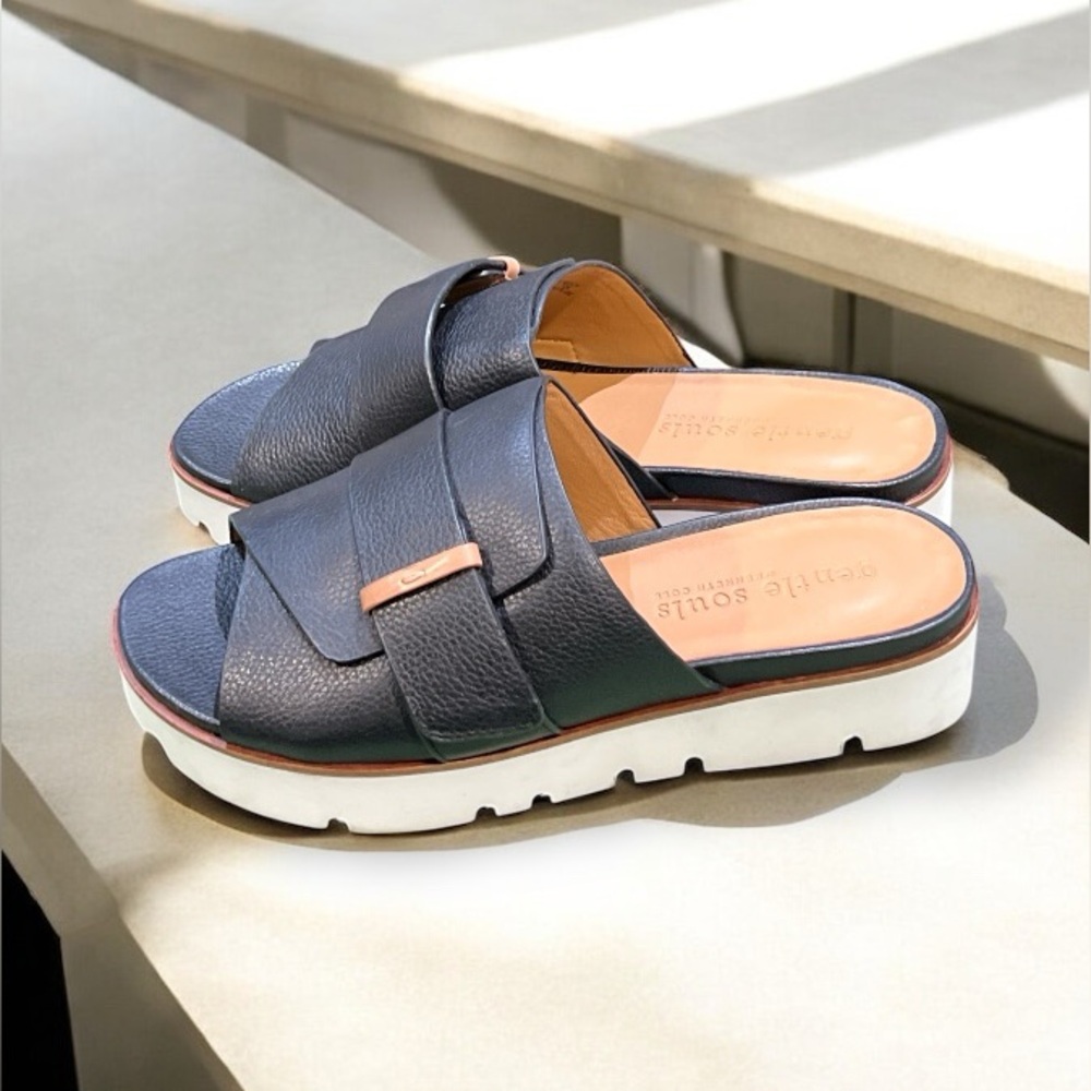 Gentle Souls by Kenneth Cole Women's Lavern Leather Black Slide Sandals.